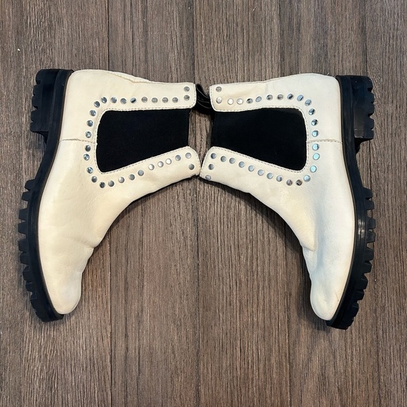 Dolce Vita Peyton Studded  Ankle Boots. White leather. Great shape. Sz 10 - Picture 6 of 8
